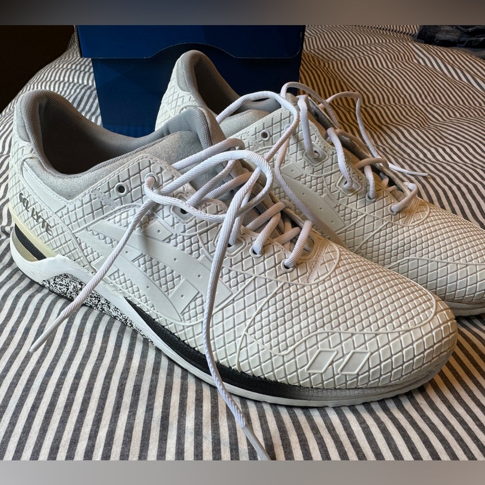 Men’s ASICS Size 11.5 Gently used. 💙